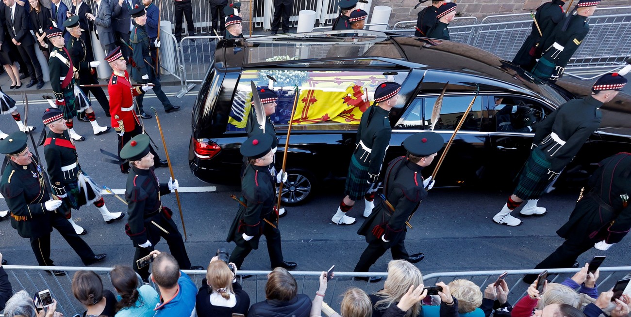 Los miembros del público se reúnen para ver la procesión del ataúd de la reina Isabel, desde el Palacio de Holyroodhouse hasta la Catedral de St Giles, Edimburgo, Escocia, Gran Bretaña, el 12 de septiembre de 2022. Foto: Reuters