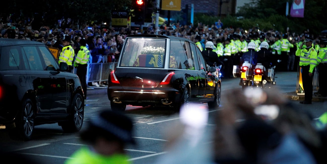 La gente ve el coche fúnebre que lleva el ataúd de la reina Isabel de Gran Bretaña, después de su muerte, después de salir de la RAF Northolt, en Londres, Gran Bretaña, el 13 de septiembre de 2022. Foto: Reuters