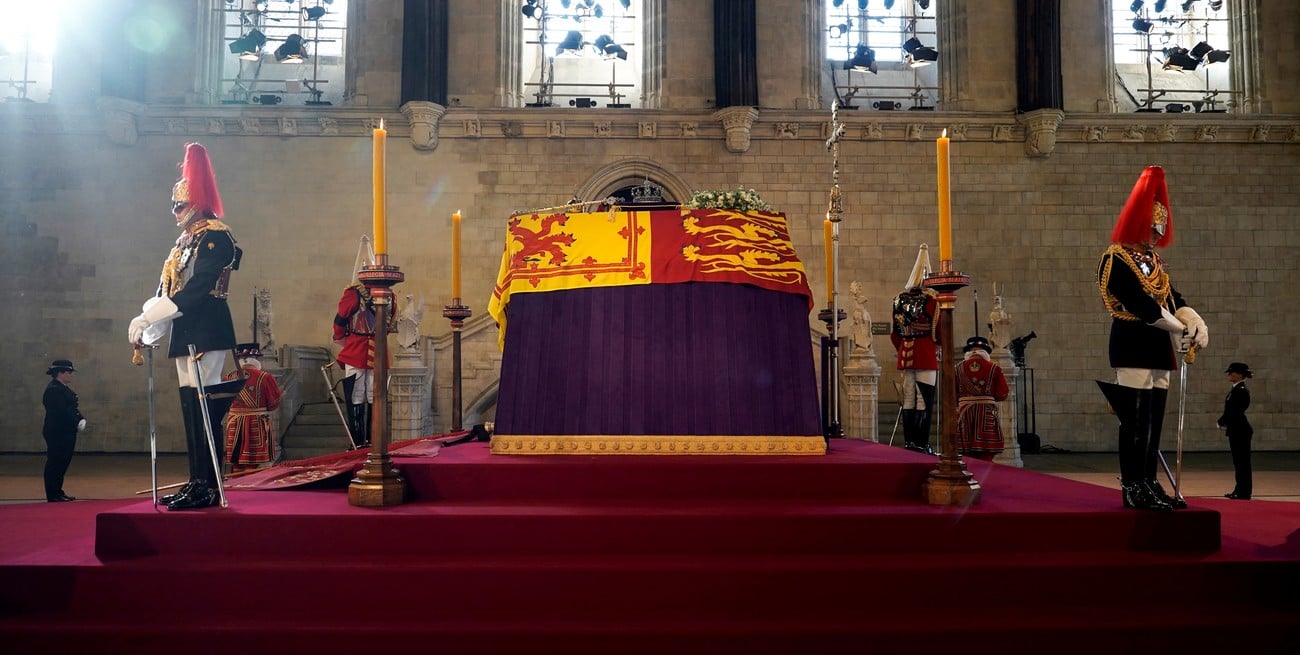 La reina Isabel II yace en estado en un Palacio vacío de Westminster Hall antes de que se permita al público presentar sus respetos a la difunta Reina el 14 de septiembre de 2022 en Londres, Inglaterra, durante la procesión de el estado acostado de la reina Isabel II. Vía Reuters
