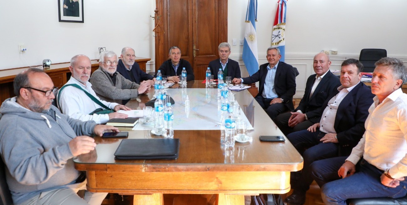 El ministro de Trabajo, Juan Manuel Pusineri, puntualizó una vez más que el acuerdo alcanzado con los representantes sindicales consiste “en un esquema que contempla un 20% de aumento en setiembre, 7% en octubre, 7% en noviembre y 5% en diciembre, con la incorporación de una cláusula de revisión para el último mes del año”.