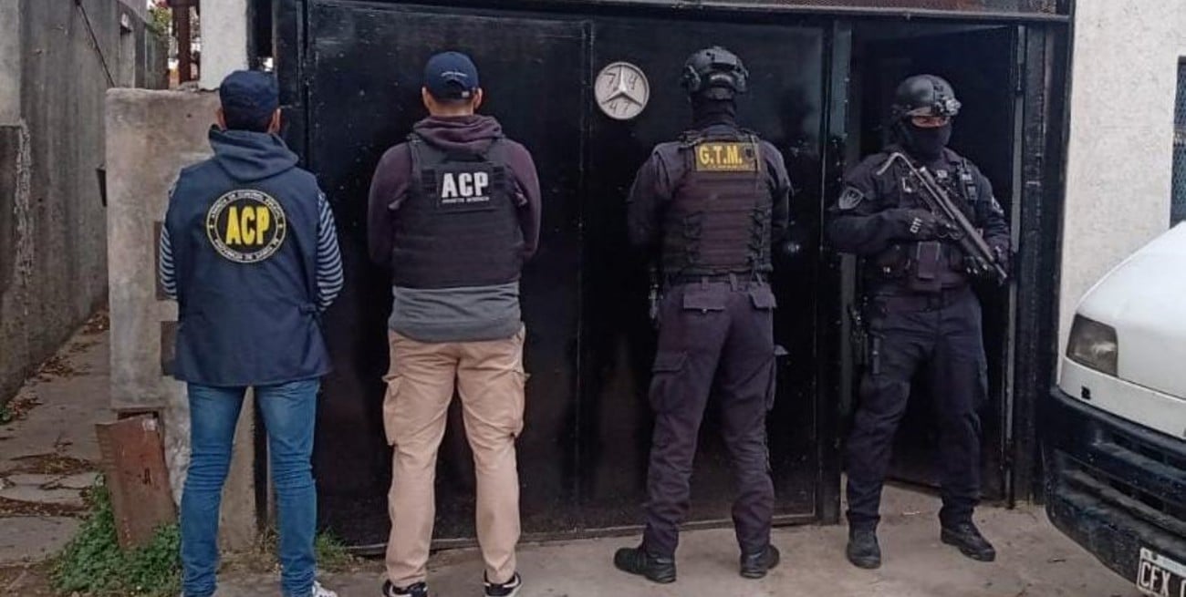El procedimiento de este jueves es una derivación de un caso iniciado a principios del año pasado, cuando dos policías de la AIC fueron acusados de extorsionar a un abogado para no investigar presuntas actividades ilícitas que realizaba vinculadas a usurpaciones de inmuebles.