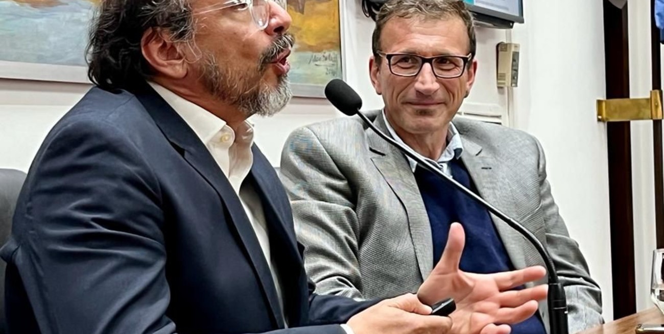 Bravo y Henquín, durante un foro sobre energías renovables realizado en el Concejo Municipal de Santa Fe.
