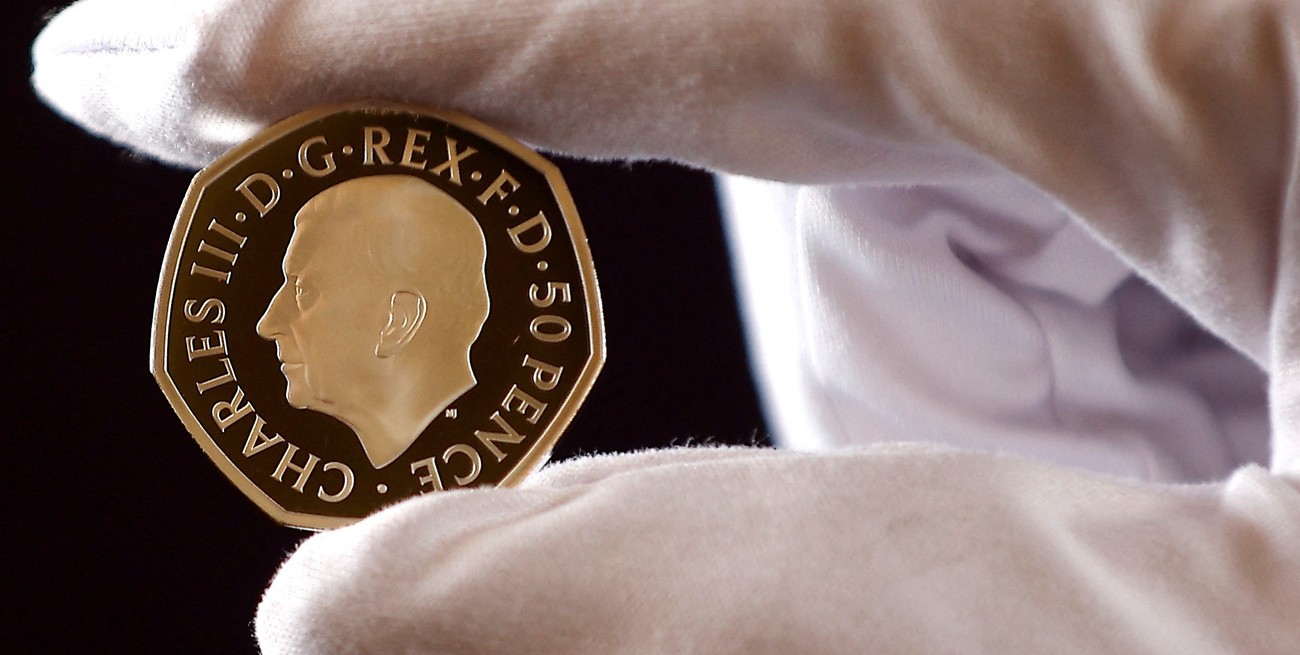 La efigie oficial de la moneda del rey Carlos III de Gran Bretaña se ve en una moneda de 50 peniques, presentada por The Royal Mint, en Londres, Gran Bretaña, el 29 de septiembre de 2022. Foto: Reuters
