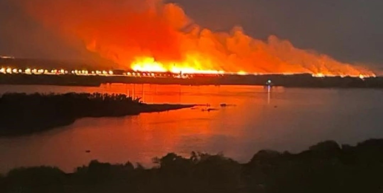 Así se ven los focos activos desde la costa de Paraná.