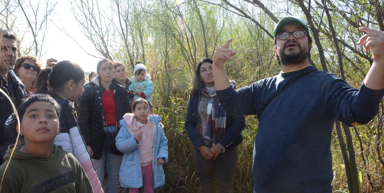 Pablo Capovilla es un entendido en los movimientos de las aves y los ciclos de la naturaleza. En la foto, durante una recorrida en la Reserva Natural Urbana. Foto: Luis Cetraro