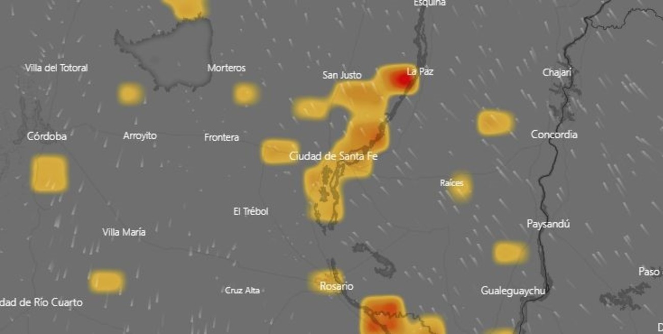 A las 22, la imagen satelital proporcionada por Windy reflejaba los focos activos destacados en amarillo y rojo (según la intensidad) a lo largo de la costa del Paraná y otras regiones del país.