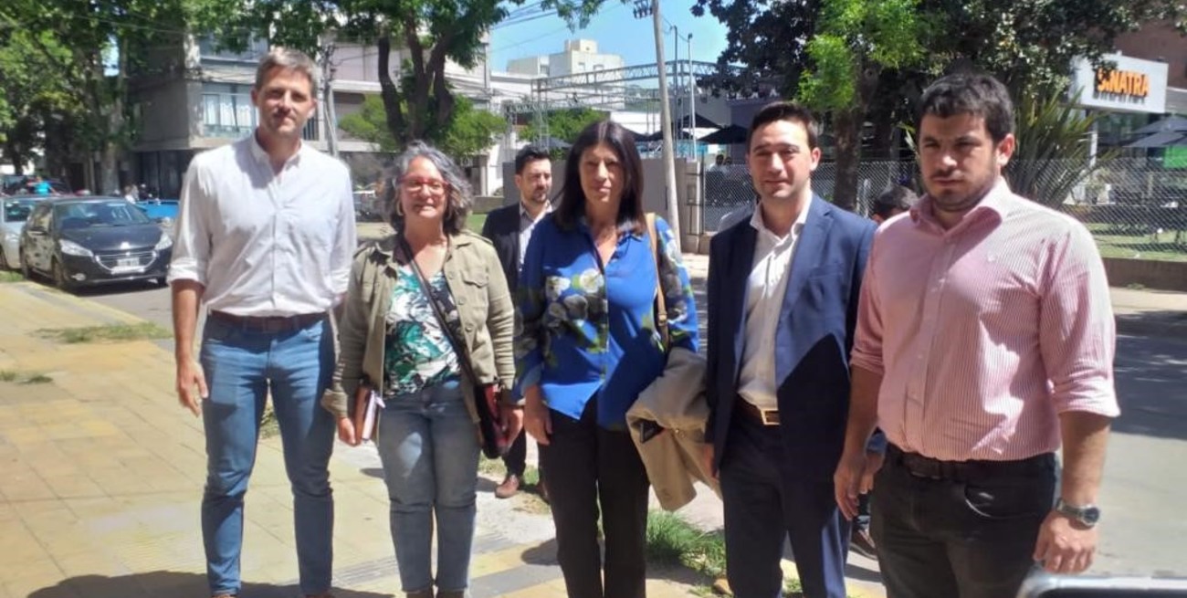 Se hizo justicia. El concejal Leo Calaianov; las diputadas Rosana Bellatti y Clara García; el ex secretario de Gestión Pública, Matías Figueroa Escauriza; y el intendente Leo Chiarella durante la lectura del fallo.