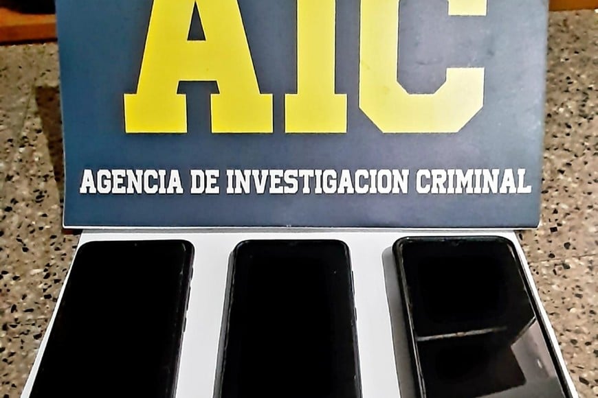 Aproximadamente 50 de esos chats refieren a distintos hechos ilícitos entre ellos: adquisición de estupefacientes, precursores químicos, elaboración de estupefacientes, compra de armas, distribución y traslado de drogas, dinero, armas, municiones, etc..