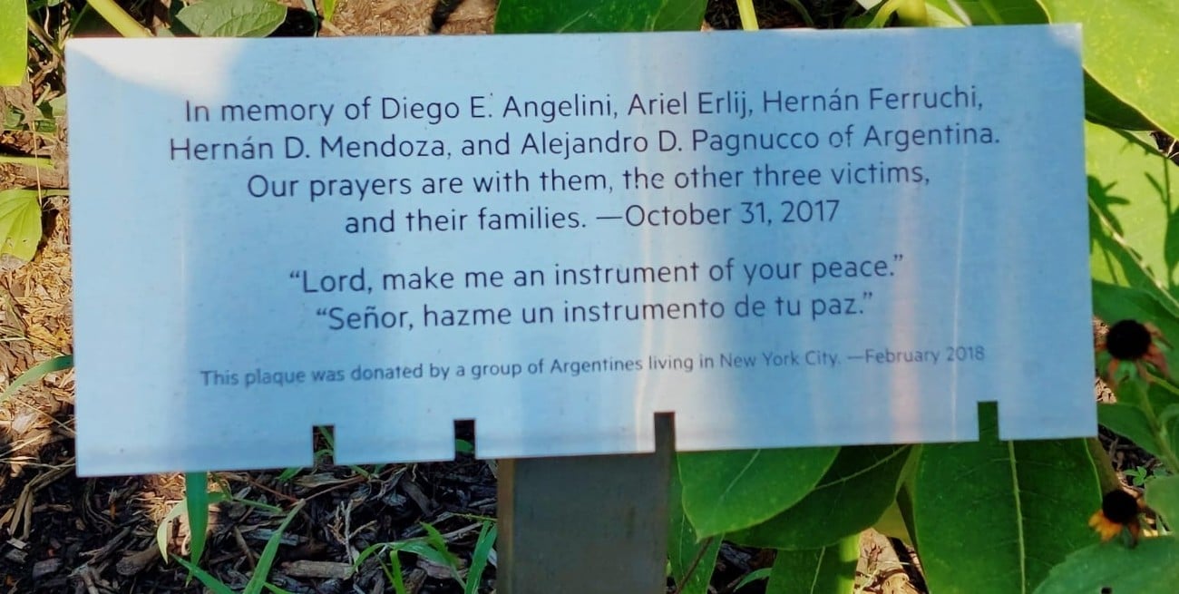 Una plaqueta recordatoria por las víctimas del atentado.