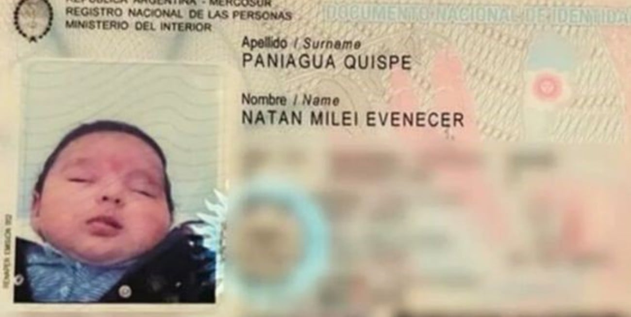 La propia mamá mostró a los medios el DNI del bebé.