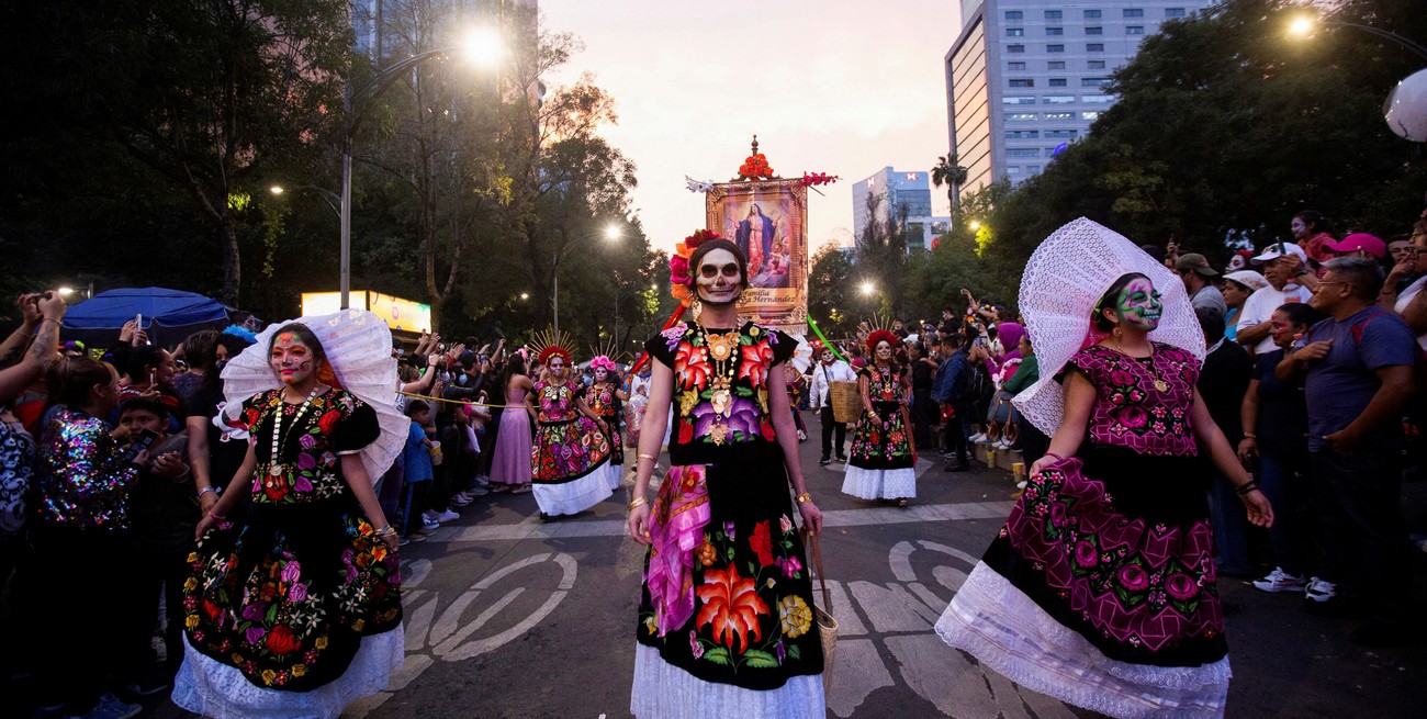 Los participantes vestidos como Catrinas actúan durante el desfile anual del día de los muertos antes del día de los muertos en la Ciudad de México. Foto: Reuters