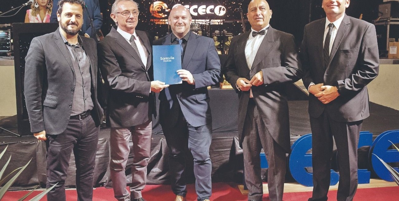 De derecha a izquierda: Martín Salemi, tesorero de Fececo; Daniel Costamagna, ministro de la Producción; Leandro Aglieri, secretario de Fececo; Eduardo Taborda, presidente de Fececo, y Juan Marcos Aviano, secretario de Comercio Interior y de Servicios.
