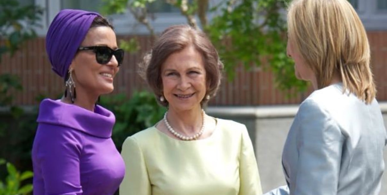 La madre del emir es considerada una de las mujeres más elegantes del mundo. En la foto, junto a la infanta Cristina y la reina Sofía de España, en 2011.