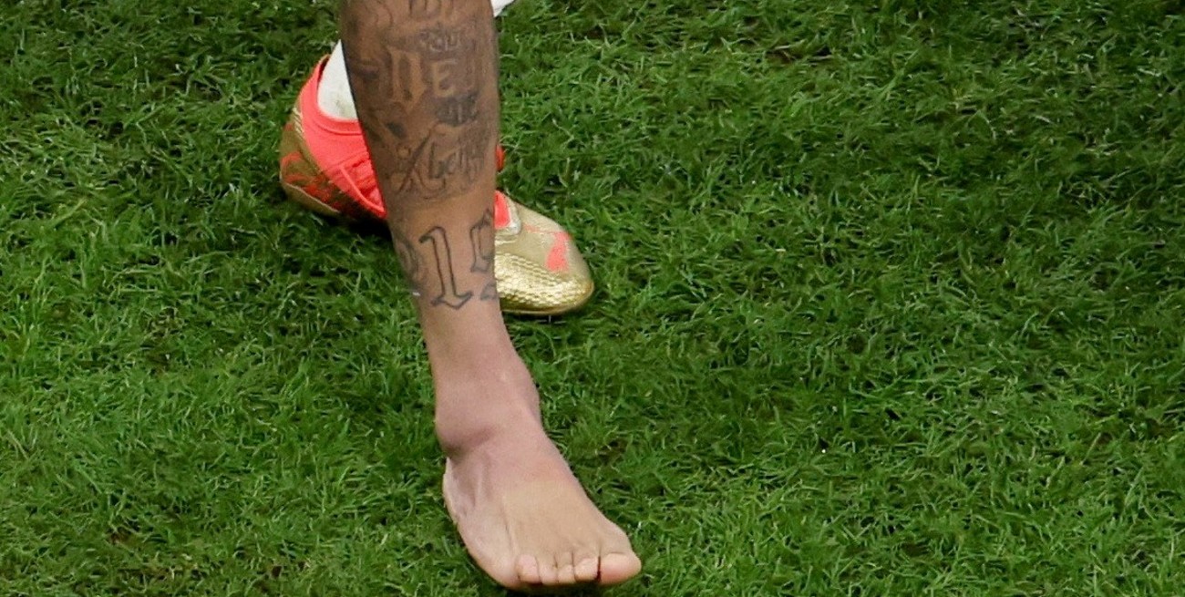 Neymar se retiró del campo de juego al minuto 79 de juego por el fuerte dolor en el tobillo derecho.