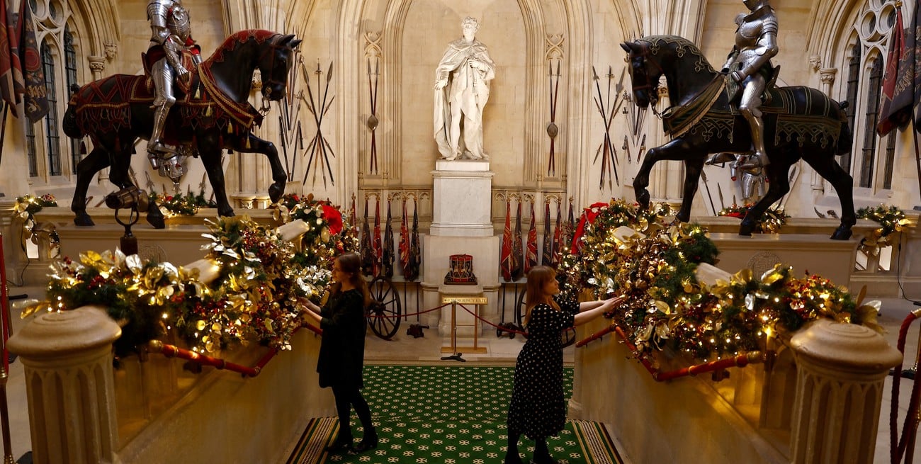 El personal de la Colección Real posa para una fotografía con decoraciones navideñas recién instaladas en el Castillo de Windsor, Windsor, Gran Bretaña, el 24 de noviembre de 2022. Foto: Reuters