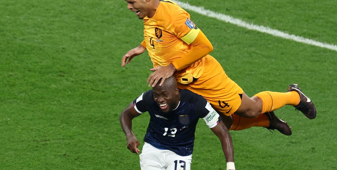 Soccer Football - FIFA World Cup Qatar 2022 - Group A - Netherlands v Ecuador - Khalifa International Stadium, Doha, Qatar - November 25, 2022
Netherlands' Virgil van Dijk in action with Ecuador's Enner Valencia REUTERS/Marko Djurica