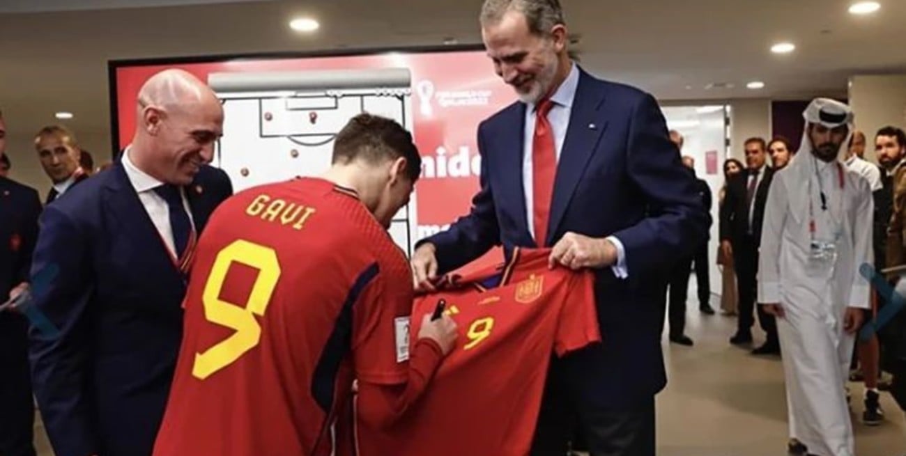 El momento entre el rey y el jugador quedó registrado en fotos y en un video que se viralizó en las redes sociales.