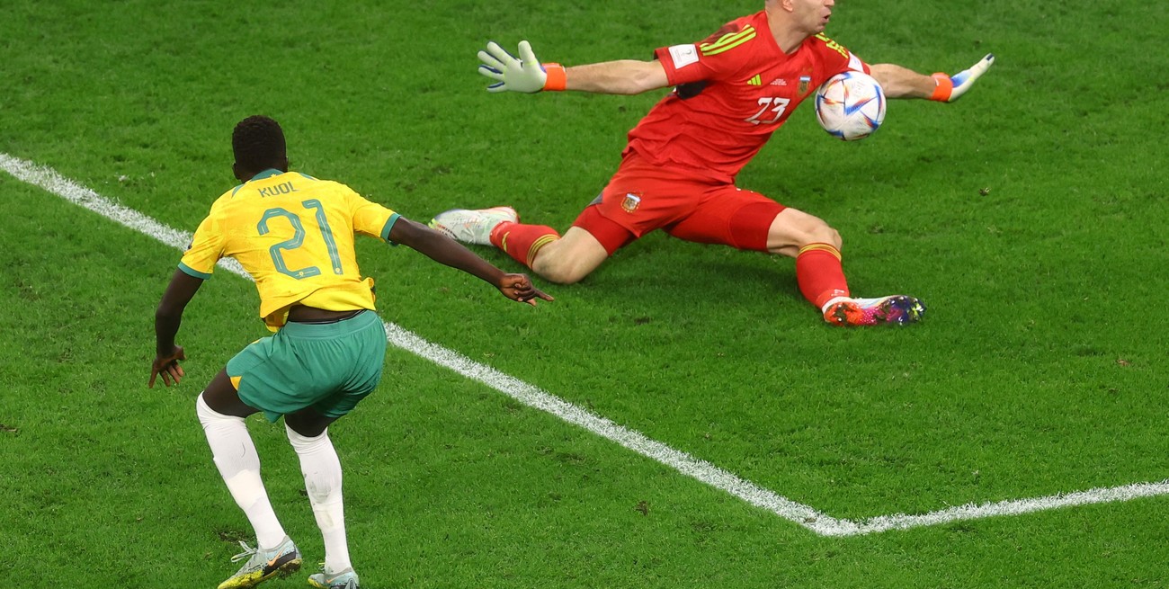 El mano a mano de Dibu ante Koul. Crédito: Paul Childs / Reuters
