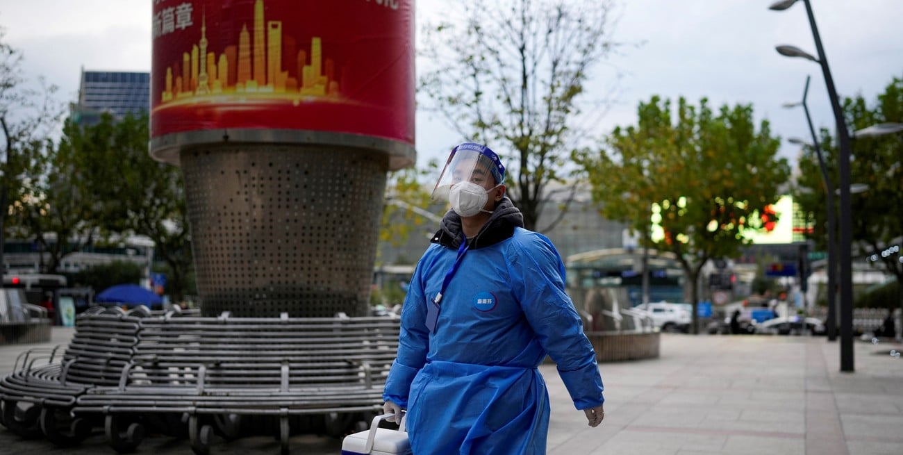 Un trabajador con la vestimenta protectora en las calles de Shanghai. Crédito: Aly Song / Reuters