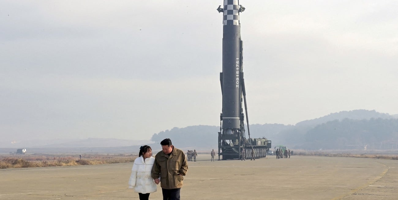 Kim Jong-un junto a su hija en una de las primeras muestras en público del gobierno. De fondo, un misil balístico intercontinental. Crédito: Agencia Telegráfica Central de Corea (KCNA)