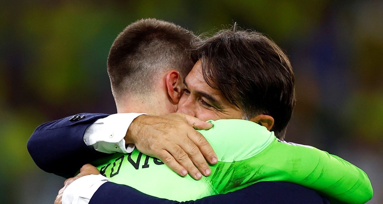 El abrazo con Dominik Livakovic, figura del triunfo ante Brasil. Crédito: Suhaib Salem / Reuters