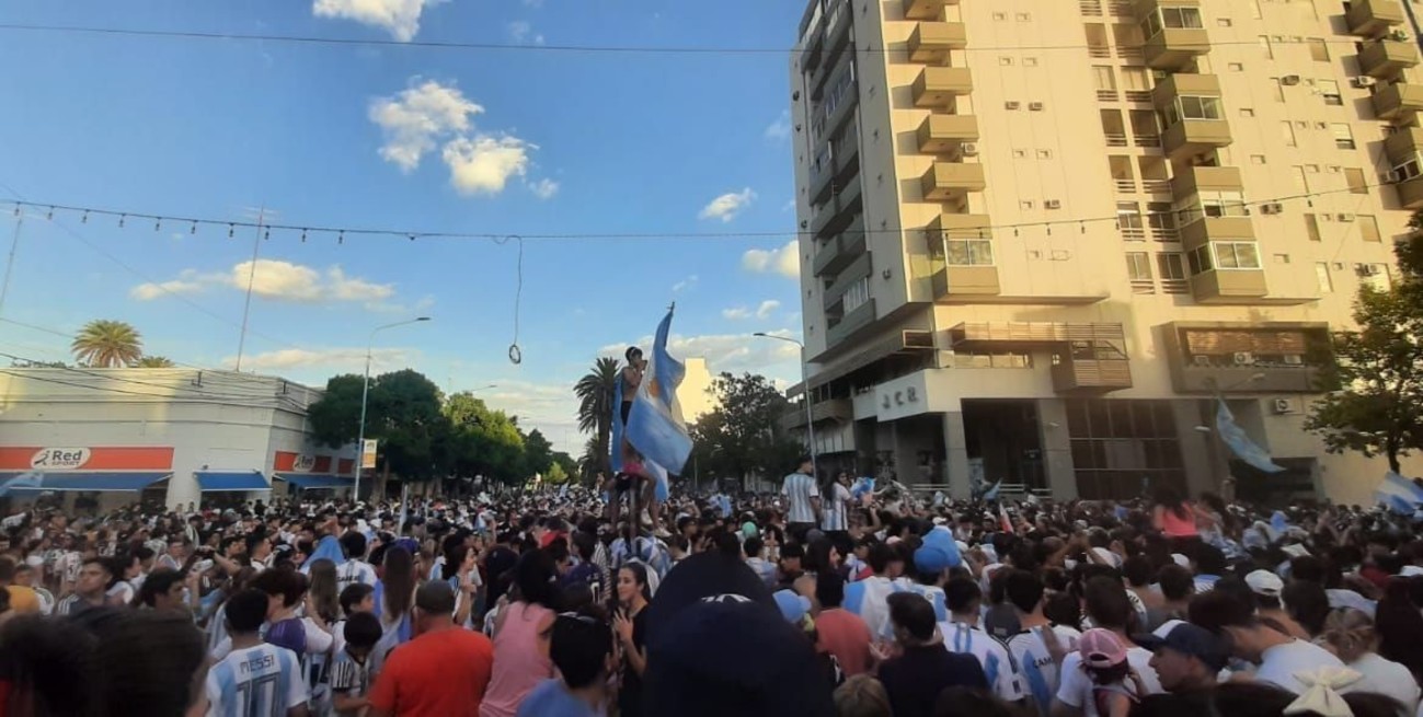 Las calles se inundaron de bocinazos, estruendos y el sonar de bombos y redoblantes, sonidos que fueron convergiendo hacia el centro rafaelino.