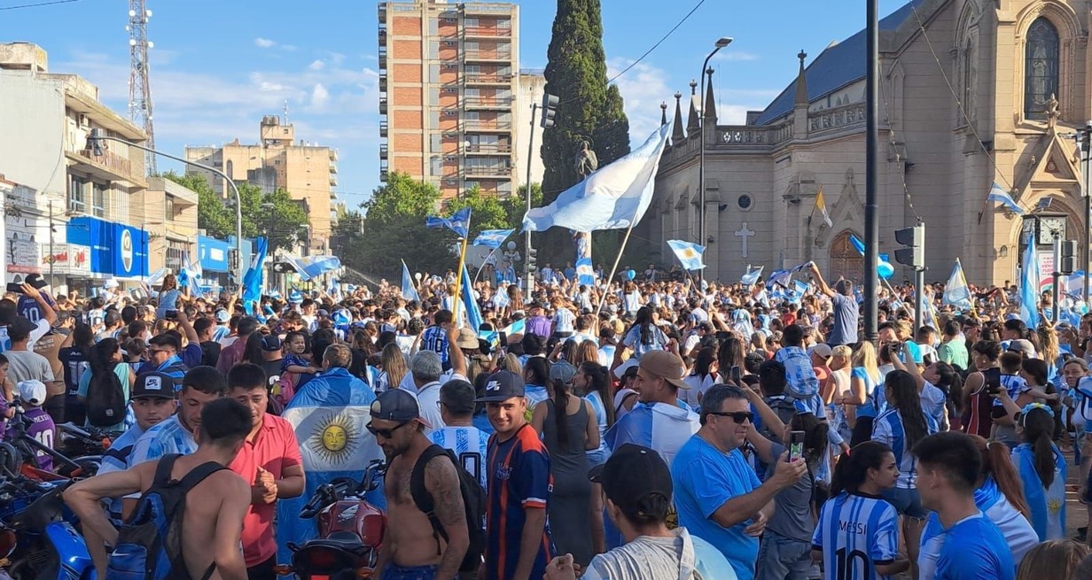En Venado Tuerto, al igual que siempre, la caravana de gente que llegaba desde las calles 24 de mayo y Belgrano, se reunieron frente a plaza San Martín y la Iglesia Catedral.