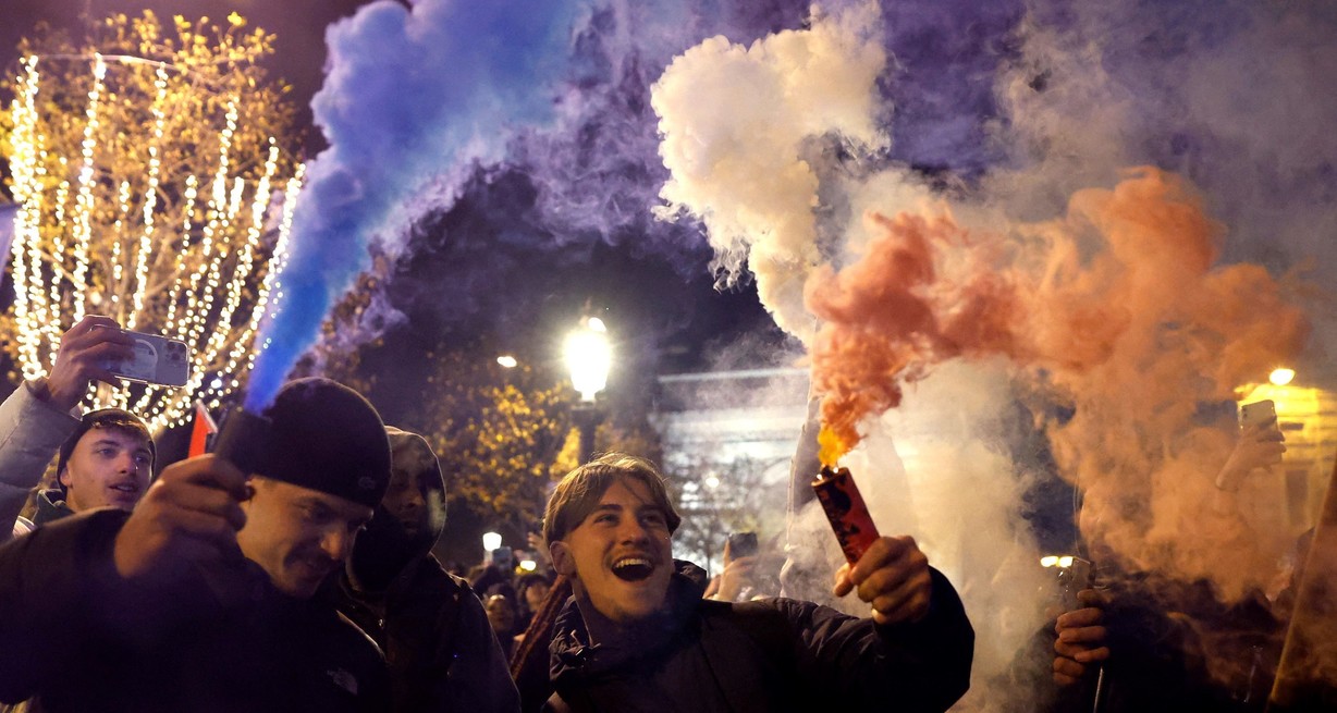 Soccer Football - FIFA World Cup Qatar 2022 - Fans gather in Paris for France v Morocco - Paris, France - December 14, 2022
France fans celebrate with flares on the Champs-Elysees after the match as France progress to the final REUTERS/Gonzalo Fuentes