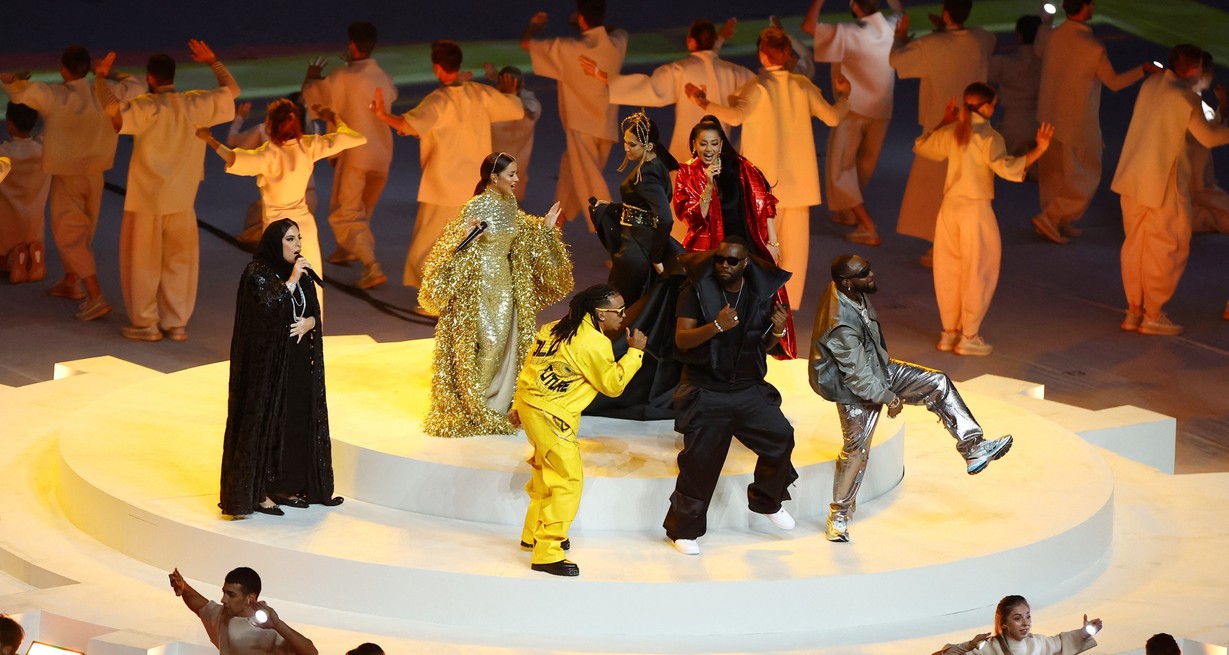 Ozuna junto al resto de artistas en el escenario principal. Crédito: Molly Darlington / Reuters