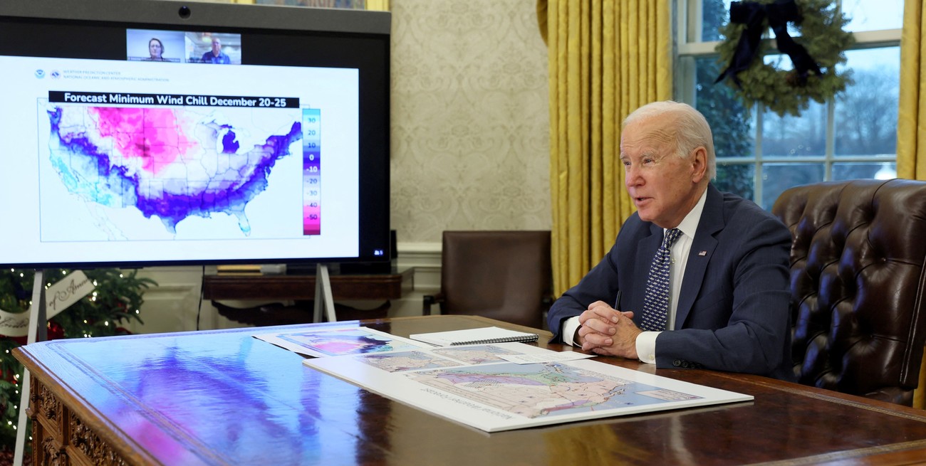 El presidente de EE. UU., Joe Biden, habla con los medios de comunicación antes de recibir una sesión informativa sobre los sistemas de tormentas de invierno que se desplazan por los EE. UU., en la Oficina Oval de la Casa Blanca en Washington, EE. UU., el 22 de diciembre de 2022. Foto: Reuters