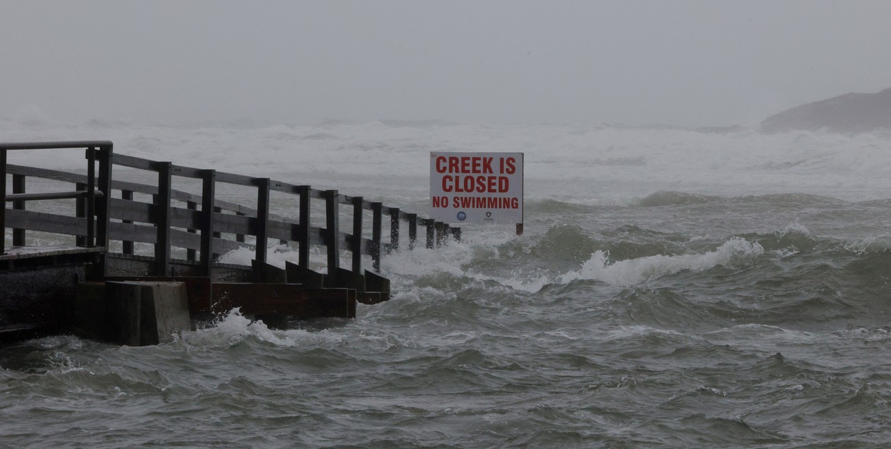 Una pasarela se sumerge durante la marea alta durante una tormenta de invierno en Gloucester, Massachusetts, EE. UU., 23 de diciembre de 2022. Foto: Reuters