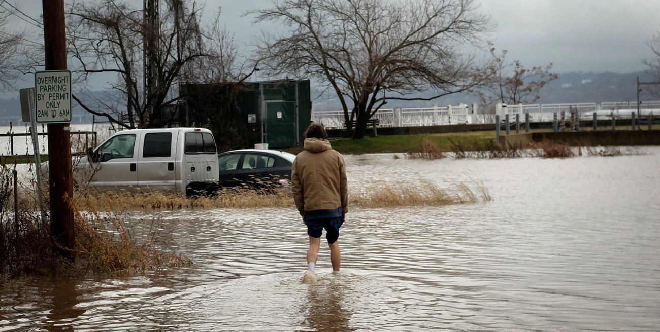Un hombre vadea las aguas de la inundación para intentar recuperar su camión durante una tormenta de invierno a lo largo del río Hudson en Piermont, Nueva York, EE. UU., 23 de diciembre de 2022. Foto: Reuters