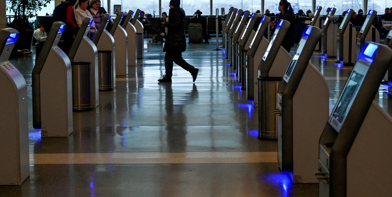 Los pasajeros llegan para su vuelo en Southwest Airlines mientras aumentan las cancelaciones de vuelos durante un frente de clima frío cuando un fenómeno meteorológico conocido como ciclón bomba golpea el Alto Medio Oeste, en el Aeropuerto Internacional Midway en Chicago, Illinois, EE. UU., el 22 de diciembre de 2022. Foto: Reuters