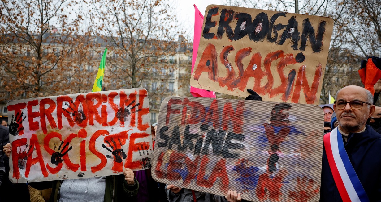 La gente sostiene carteles, mientras miembros de la comunidad kurda se reúnen en la Plaza de la Republica, luego del tiroteo en París. Crédito: Sarah Meyssonnier / Reuters