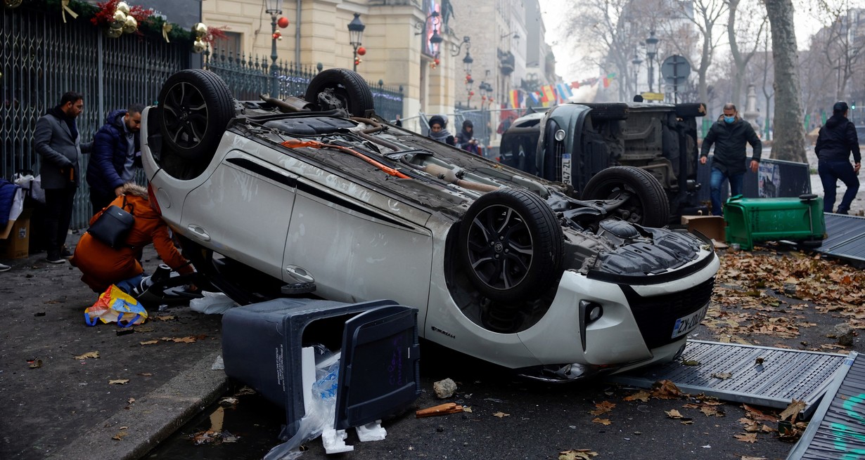 Los manifestantes kurdos también vandalizaron vehículos estacionados. Crédito: Sarah Meyssonnier / Reuters