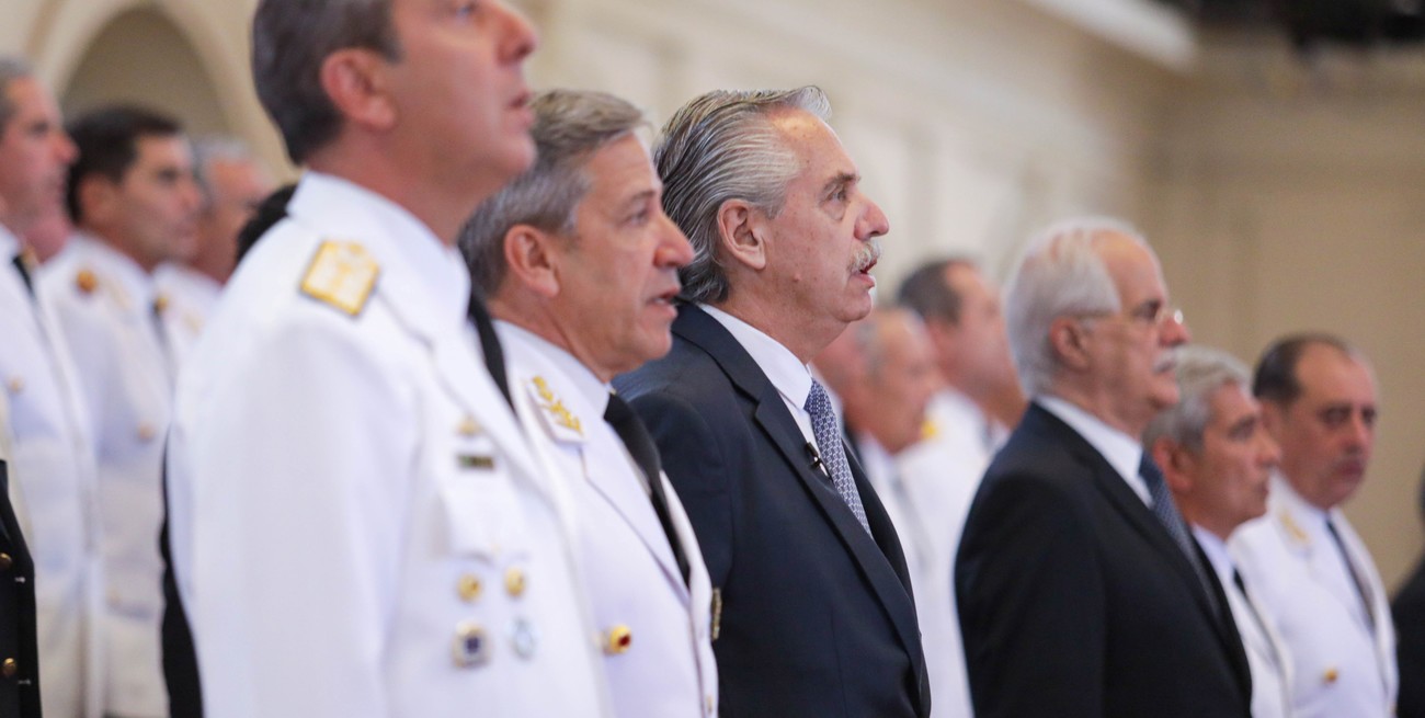 Alberto Fernández se retiró a 26 minutos de comenzada la ceremonia, que históricamente es de estricto protocolo por su implicancia para la Defensa Nacional. Crédito: Presidencia de la Nación