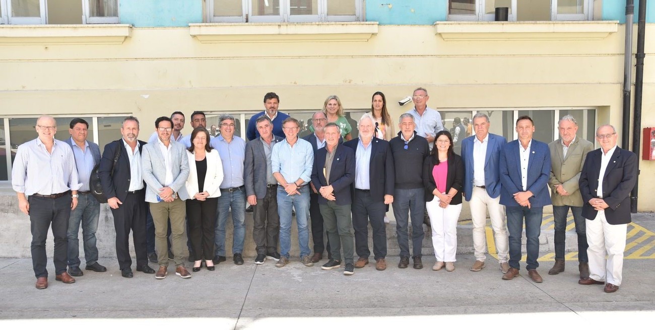 El secretario Bahillo con funcionarios de cuatro provincias y directivos de las cuatro entidades que forman la Mesa de Enlace, tras la reunión en Rosario. Foto: Secretaria de Agricultura, Ganadería y Pesca de la Nación.