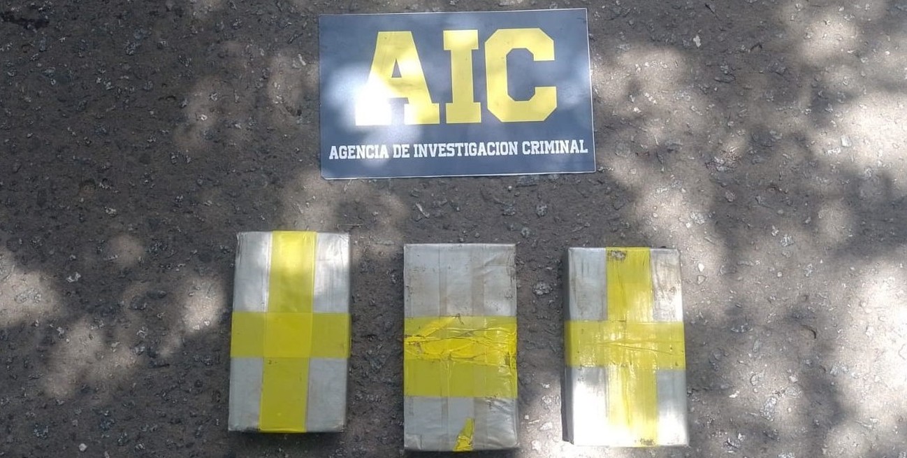 Los "ladrillos" estaban sobre el asiento del acompañante. El peso total de la droga era de aproximadamente 3 kilogramos.