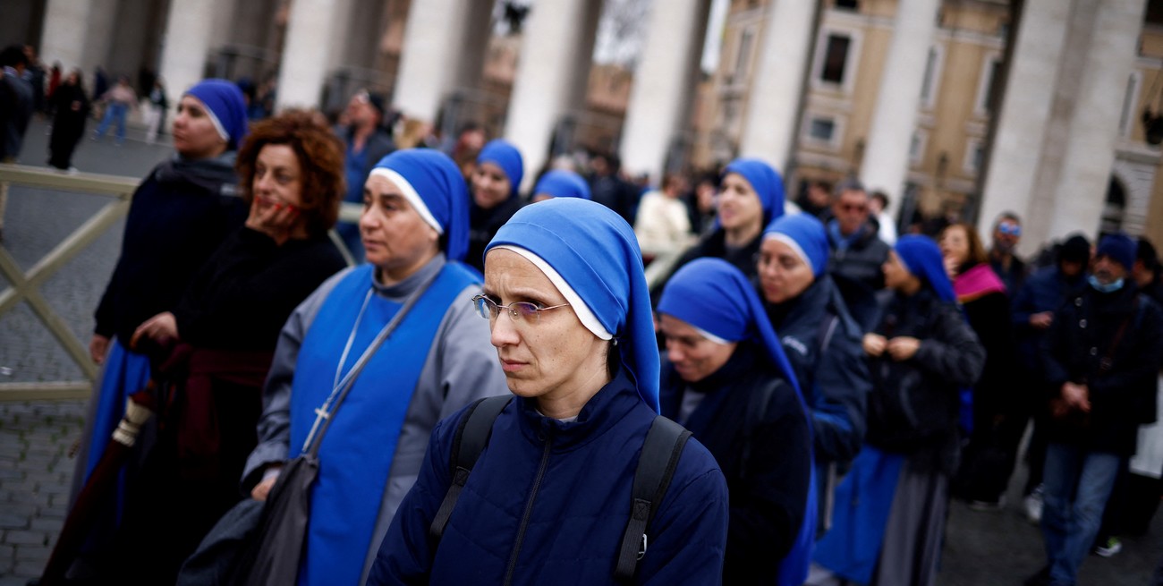 Religiosas aguardan fuera de la Basílica de San Pedro para rendir homenaje al ex Papa Benedicto en el Vaticano, 2 de enero de 2023. Foto: Reuters