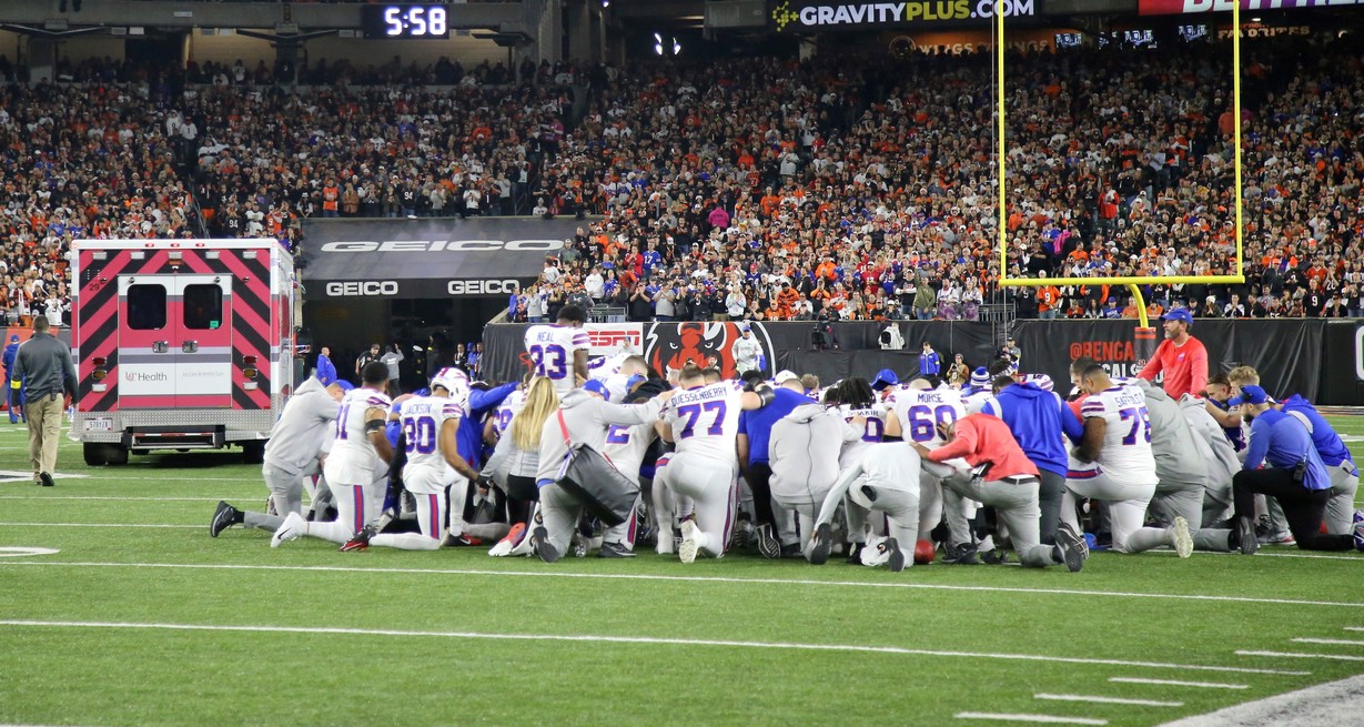 El acompañamiento de los jugadores de Buffalo Bills. Crédito: Joseph Maiorana-USA TODAY Sports