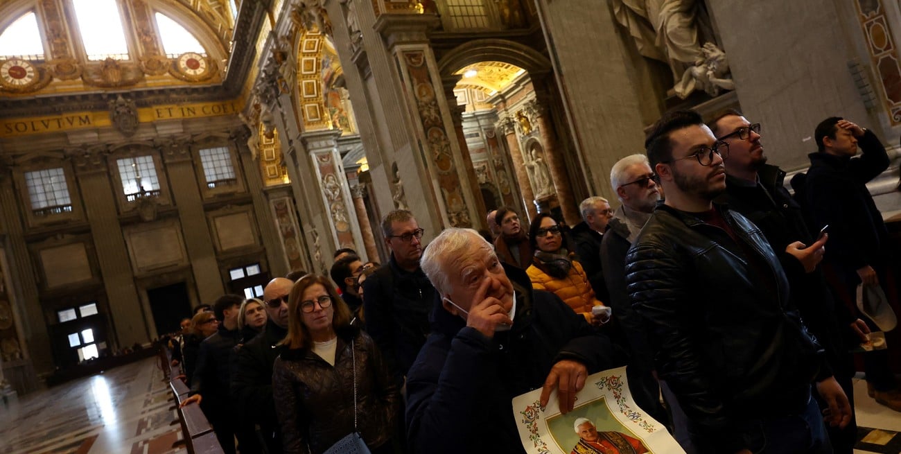 Fieles rinden homenaje al ex Papa Benedicto mientras su cuerpo yace en estado en la Basílica de San Pedro, en el Vaticano el 4 de enero de 2023. Foto: Reuters