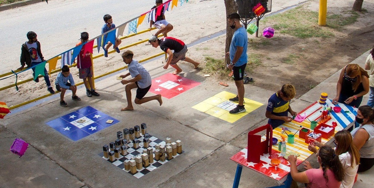 Varios "dameros" para jugar y, en un rincón, chicos haciendo artes plásticas. Créditos: Gentileza
