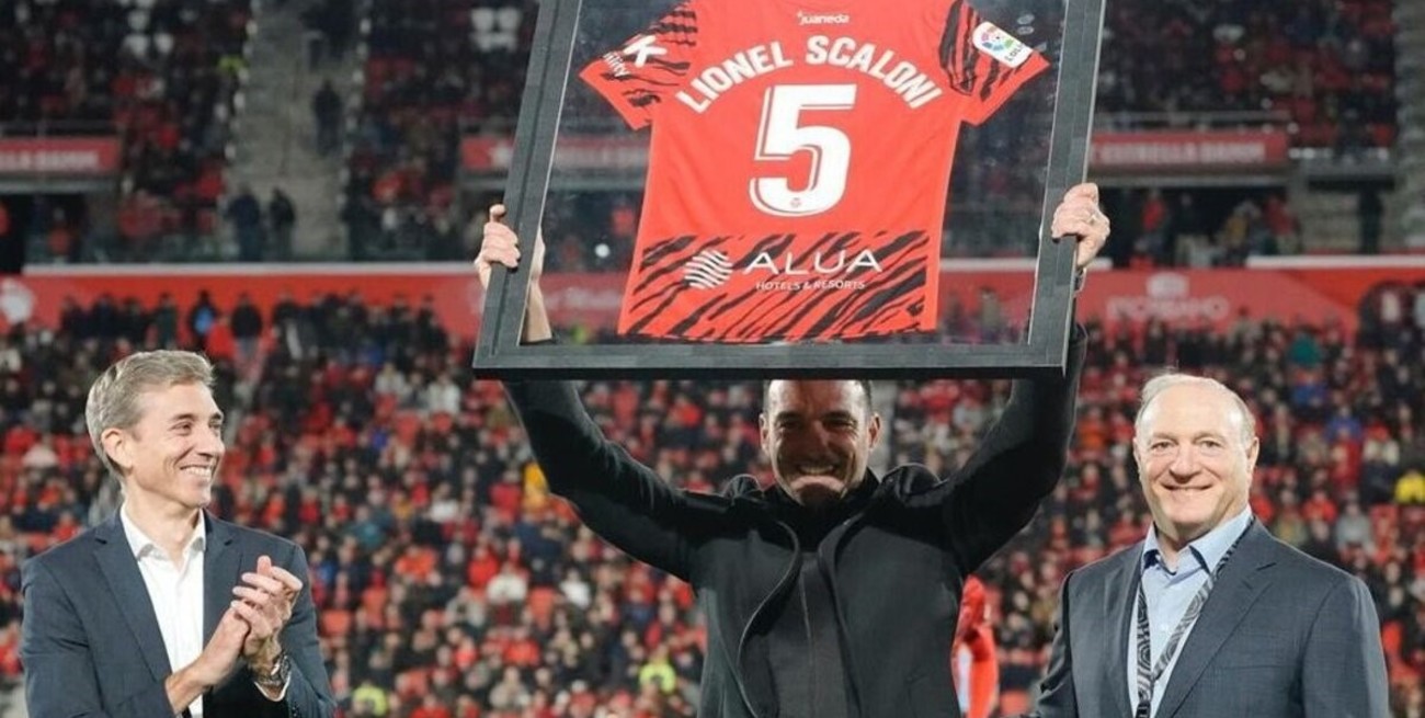 La camiseta que recibió como regalo Scaloni