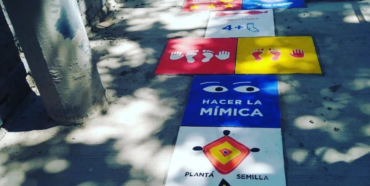 Una de las rayuelas, adaptadas para generar nuevos sentidos. Los juegos son colaborativos, no competitivos. Créditos: Gentileza