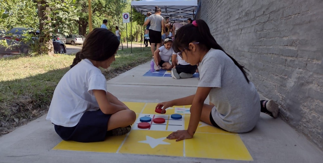 El clásico tatetí y dos niñas muy concentradas en el juego. Créditos: Gentileza