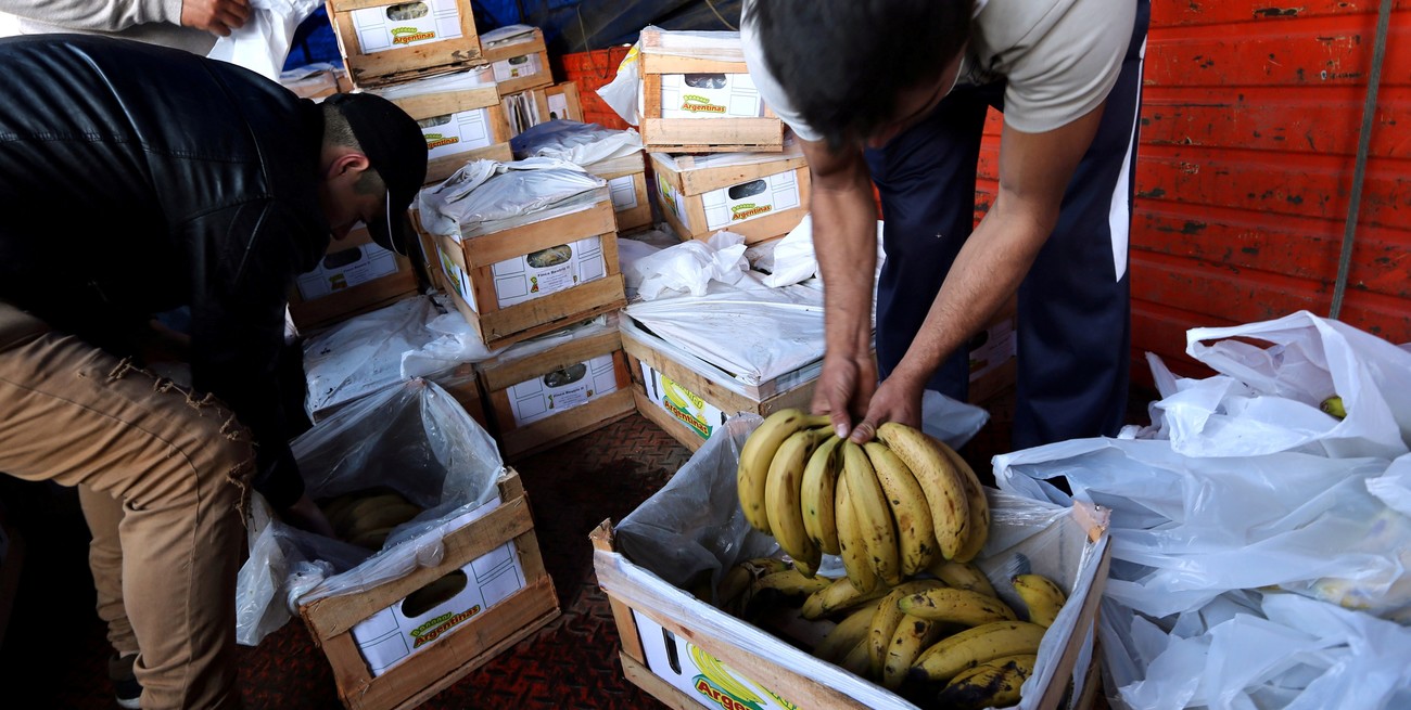 Comprarlas en racimo y mantenerlas unidas es uno de los trucos para conservar las bananas. Foto: Reuters