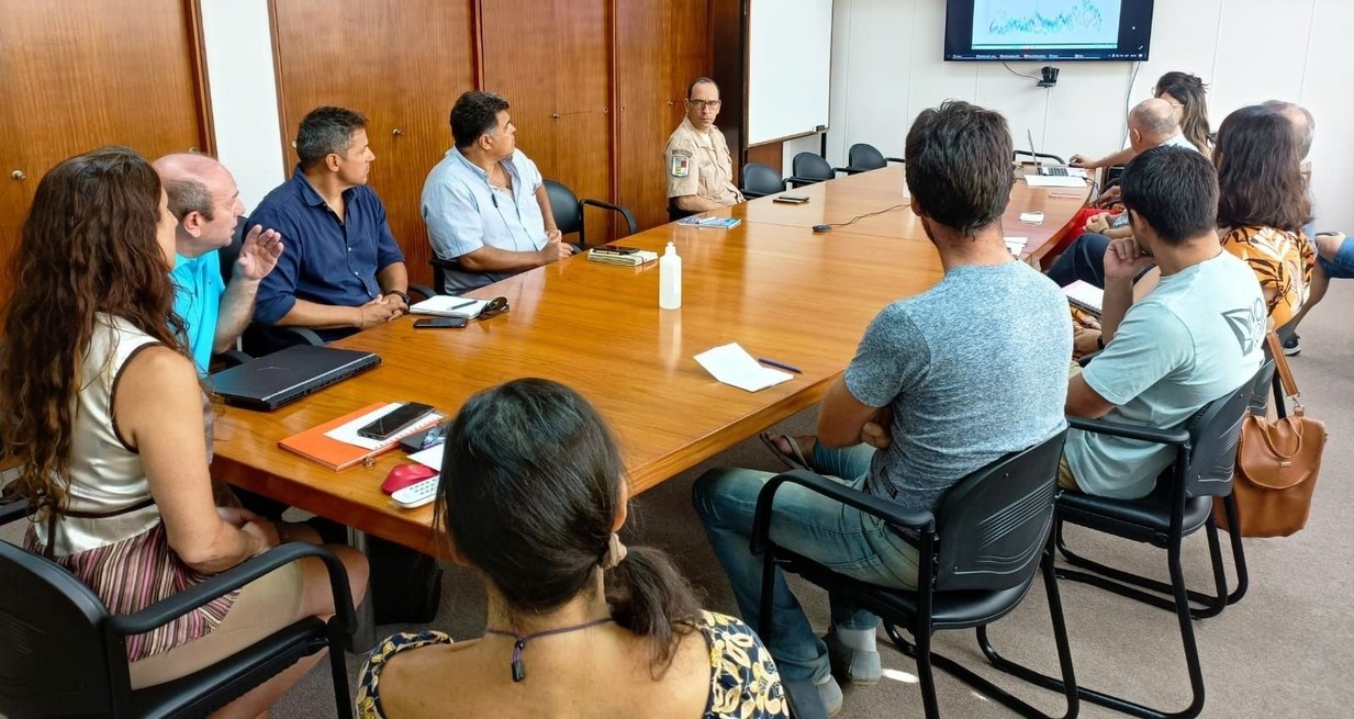 Este martes se reunieron organismos nacionales como Prefectura, el INA, el Inali, representantes de Obras Hidráulicas de Nación, junto al Sindicato de Guardavidas (Sugara) Santa Fe y representantes de la escuela de kayaks .
Crédito: Gentileza
