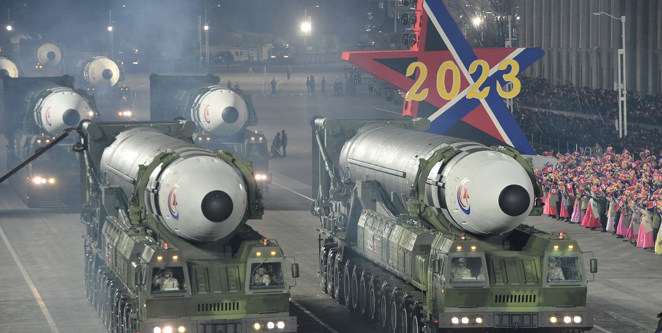 Los Hwasong-17 desfilando en Pyongyang. Crédito: Korean Central News Agency (KCNA)