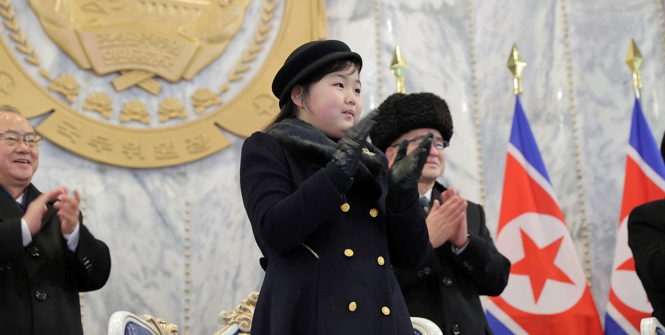 Kim Ju-ae en el escenario principal del desfile. Crédito: Korean Central News Agency (KCNA)