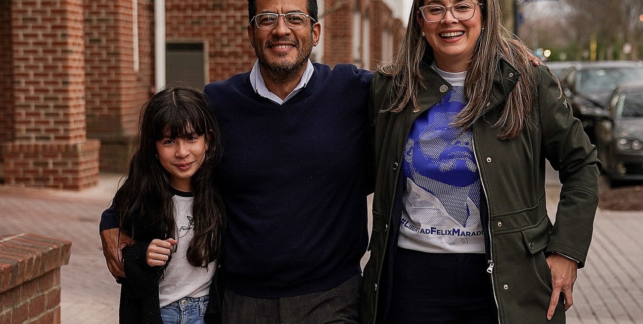 El excandidato presidencial de Nicaragua Félix Maradiaga, uno de los más de 200 presos políticos liberados de Nicaragua, camina del brazo con su esposa, Berta y su hija, Alejandra, afuera de un hotel después de llegar a Estados Unidos. Crédito: Kevin Lamarque / Reuters